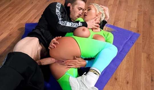 Athletic chick sat with her anal hole on the trainers big dick