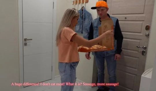 Russian blonde gave herself to a pizza delivery man because there was no money