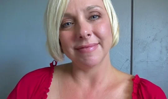 Inserted a strong trunk into the pussy of a mature woman close-up