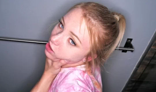 A young blonde enjoys sucking a guy’s dick in the toilet