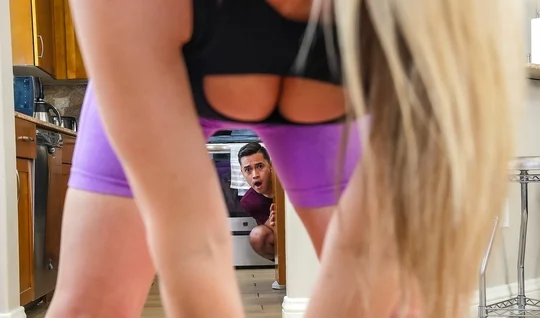 Phytonyashka with an elastic ass flashed into anal with young