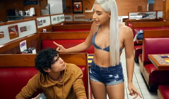 Pikaper picked up a blonde in short shorts in a cafe and had sex with her in the first person