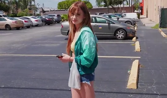 Pikaper rides a red chick on his dick in the car