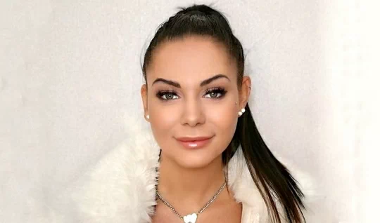 Pretty woman tries two big dicks at once at a porn casting