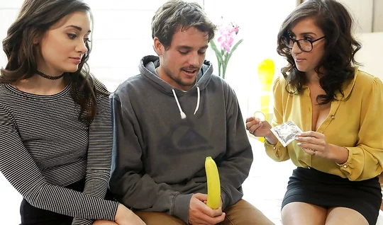 A young couple agrees to group sex with a psychologist