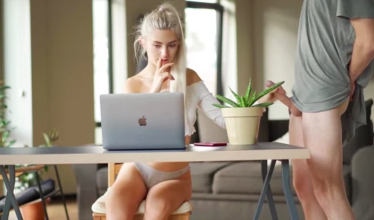 Russian chick had sex with a guy live